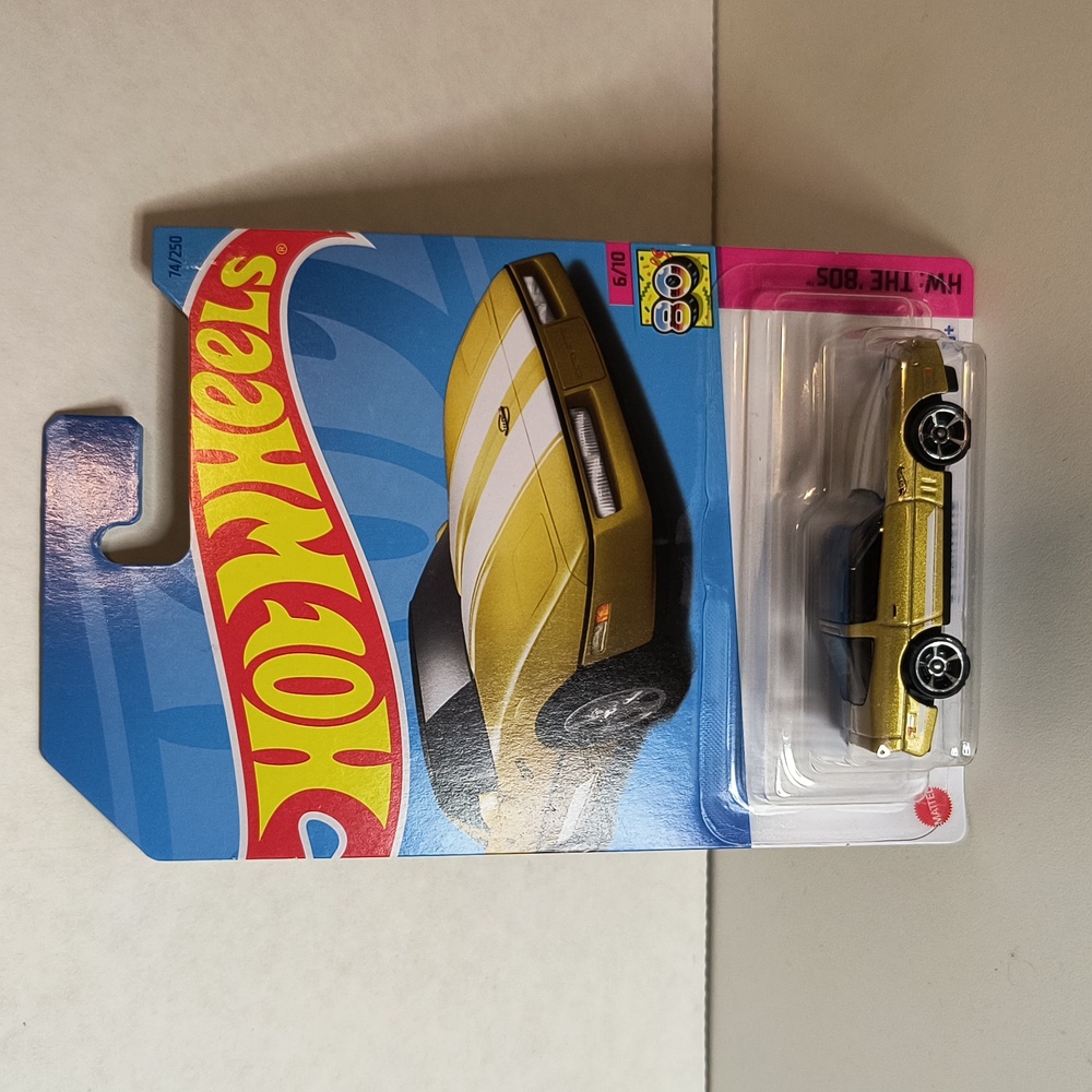 B22 Hot Wheels 84 Corvette Stingray   with shipping protector